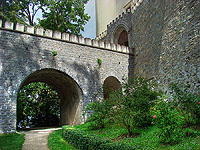 most ke vstupní bráně